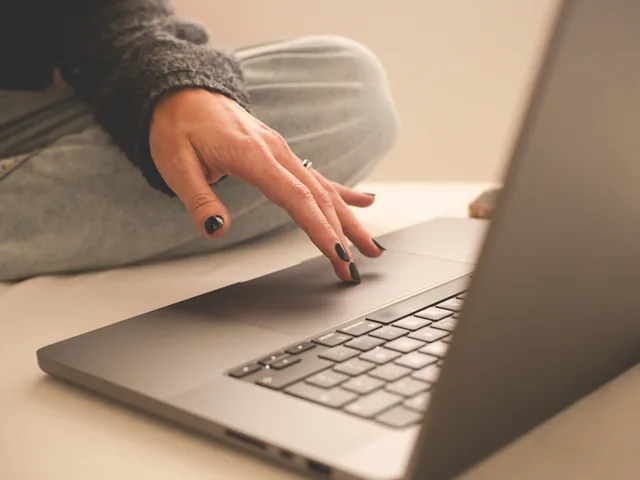Manos sobre el teclado de una notebook durante una sesión de trabajo